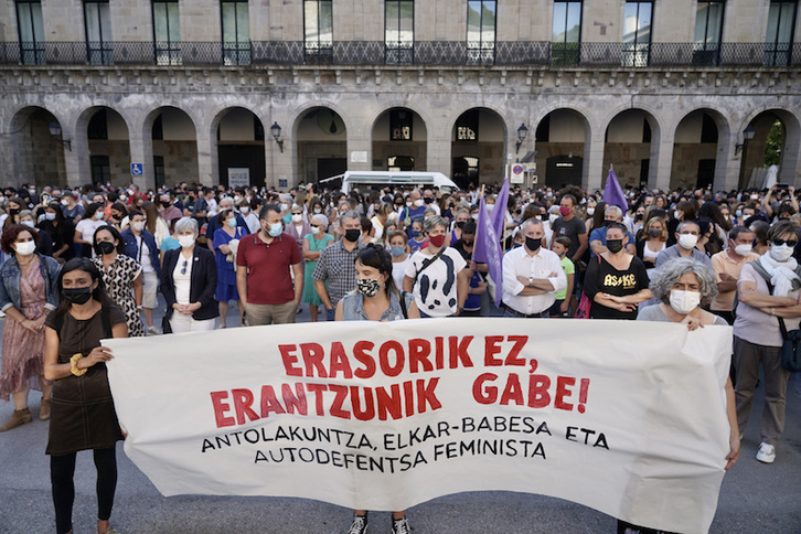 Cientos de personas se han concentrado en la plaza San Martin de Bergara. (Andoni CANELLADA/FOKU)
