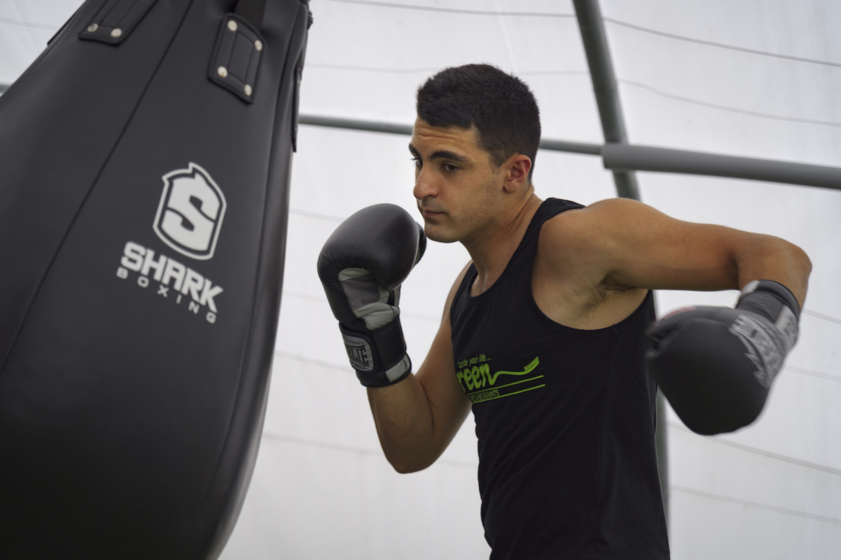 Ibai Arantzamendi, Markinan muntatu duen etxeko gimnasioan entrenatzen.