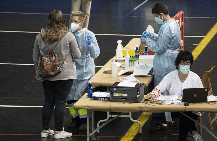 Cribado realizado hace unas semanas en Lesaka, donde la incidencia se ha disparado. (Jagoba MANTEROLA I FOKU)