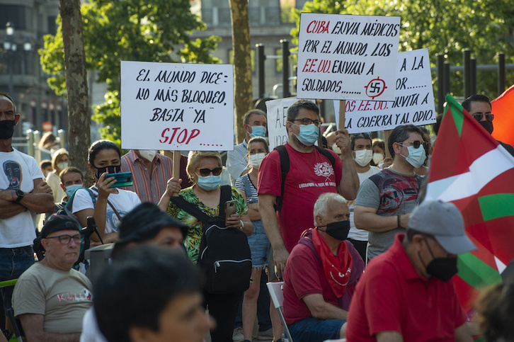 Detalle de algunos de los participantes en el acto celebrado en el Arenal bilbaíno. (Monika DEL VALLE/FOKU)