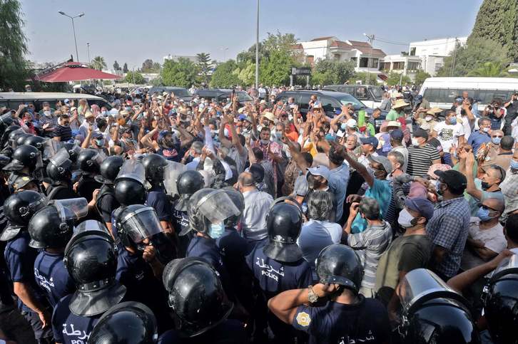 Protestas frente al Parlamento de Túnez. (Fethi BELAID / AFP)
