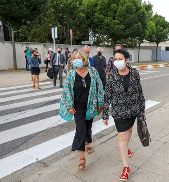 Arantza Zulueta y Jone Goirizelaia, seguidas de otros acusados y abogados, en la primera semana del juicio. (J. DANAE/FOKU)