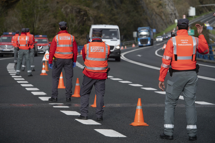 Agentes de la Policía Foral en Bera. (Jagoba MANTEROLA/FOKU)