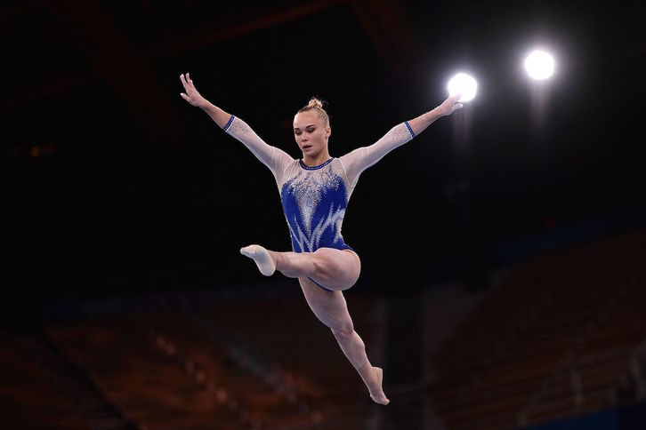 La gimnasta rusa Angelina Melnikova durante su actuación en la final por equipos. (Loic VENANCE / AFP)
