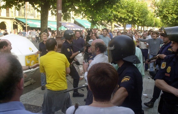 Cargas contra las personas que protestaban contra la tala de los árboles de la Plaza del Castillo. (Lander F. ARROYABE/FOKU)