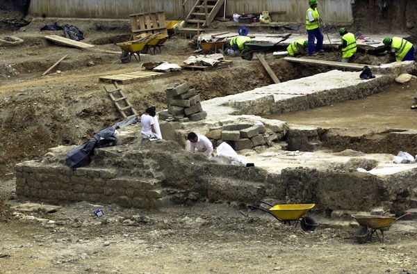 Fragmentos de muralla localizados durante los trabajos para construir el aparcamiento. (Jagoba MANTEROLA/FOKU)