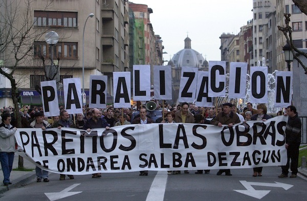 Manifestación para pedir la paralización de las obras del parking. (Jagoba MANTEROLA/FOKU)