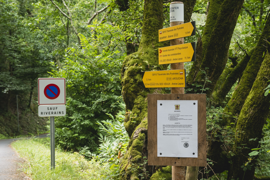 Bidarraiko Herriko etxeak bide hertzetan aparkatzea debekatu du, zirkulazio arazoak ekiditeko. © Guillaume FAUVEAU 