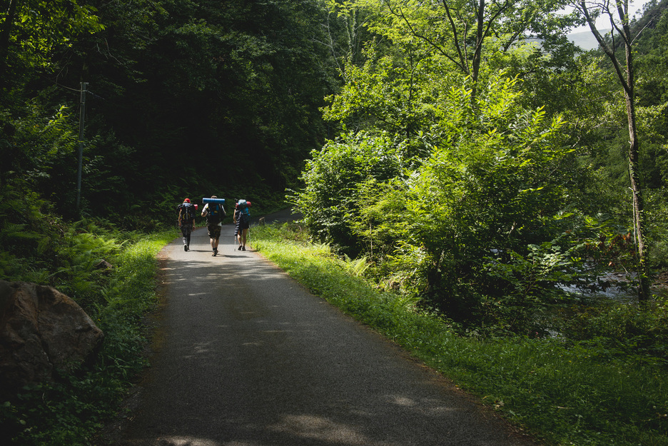 Baztango errekaren defentsan eta masifikazioek ekartzen ahal dituzten eraginez sentsibilizatzeko herritarrak elkartu dira. © Guillaume FAUVEAU