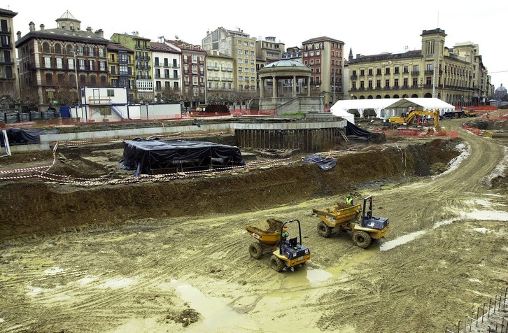 La Plaza del Castillo, en plenas obras de construcción del aparcamiento. (Lander F. ARROYABE/FOKU)