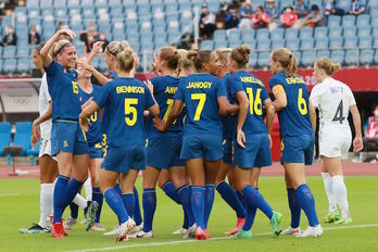 Las jugadoras suecas, imparables en esta primera fase, celebran el 1-0, obra de Anna Anvegard. (Kohei Chibahara/AFP)
