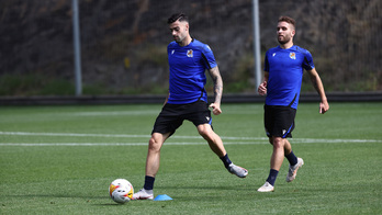 Diego Rico, en su primer entrenamiento en Zubieta junto a Kevin Rodrigues, con el que Imanol no cuenta para su puesto. (REAL SOCIEDAD)