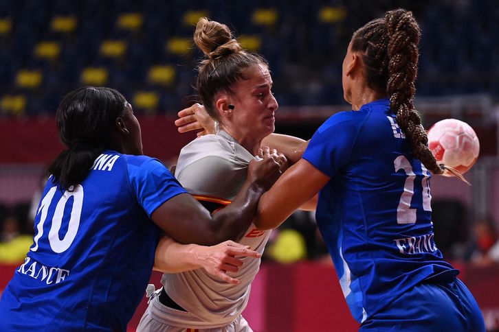 Nerea Pena se faja con las defensoras francesas en un lance del partido. (Martin BERNETTI/AFP)
