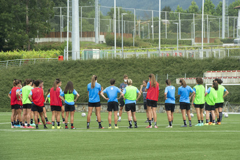 Iraia Iturregi habla con sus jugadoras hoy en Lezama, en el primer entrenamiento de pretemporada. (Monika del Valle/Foku)