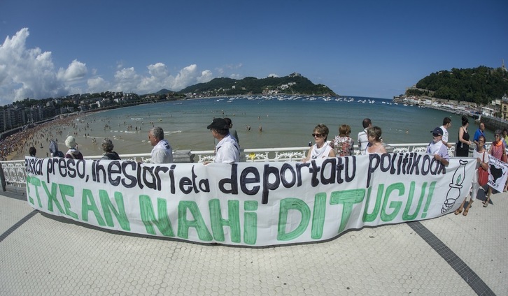 Etxeratek antolaturiko elkarretaratzea Donostiako Kontxako hondartzan. (Jon URBE/FOKU)