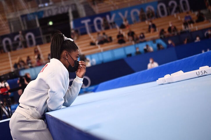 Simone Biles observa el ejercicio de una de sus compañeras durante la final por equipos. (Loic VENANCE / AFP) 
