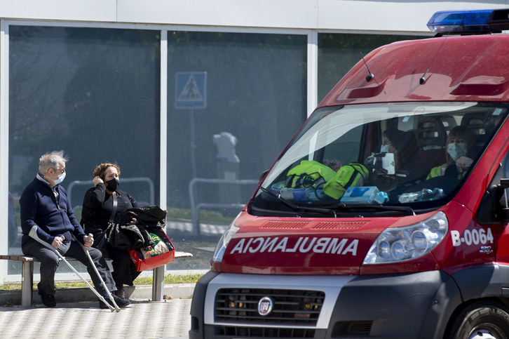 Dos personas observan la llegada de una ambulancia en Iruñea.      (Iñigo URIZ I FOKU)