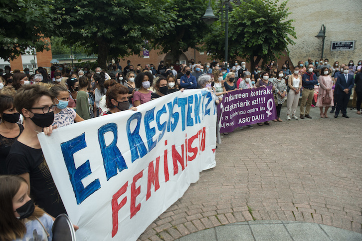 Concentración celebrada tras la manifestación por las calles de Berriz. (Monika DEL VALLE/FOKU)