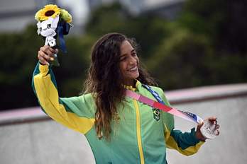 Rayssa Leal, zilarrezko dominarekin Tokioko podioan. (Jeff PACHOUD / AFP)