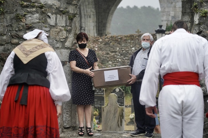 Un momento de la ceremonia de inhumación de los restos del miliciano comunista Aniceto Agirrebeitia. (Andoni CANELLADA/FOKU)
