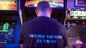 Un miembro de la asociación Arcade Vintage jugando con una máquina restaurada e idéntica a la original. (NAIZ)