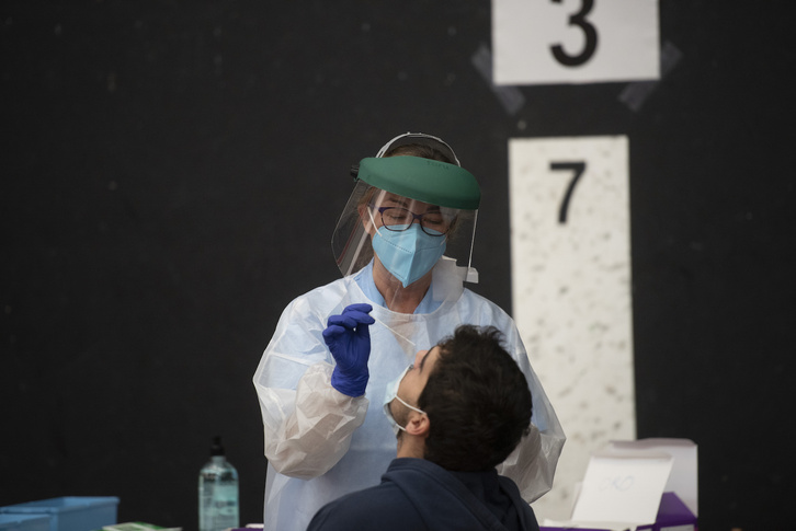 Una profesional sanitaria realiza una prueba PCR. (Gorka RUBIO/FOKU)