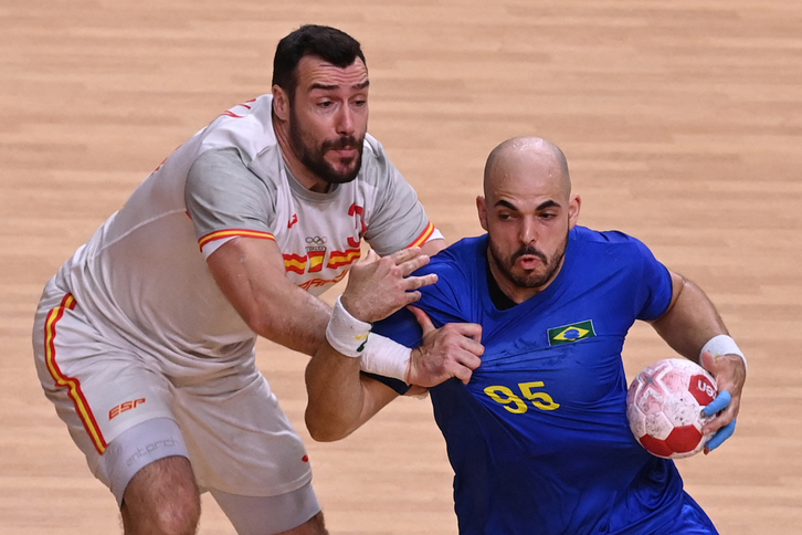 Eduardo Gurbindo se faja en defensa ante el brasileño Rodrigues. (Daniel LEAL-OLIVAS)