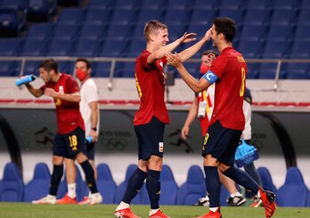 Mikel Merino celebra con Dani Olmo el gol que ha anotado en el minuto 65. (Ayaka NAITO/AFP)