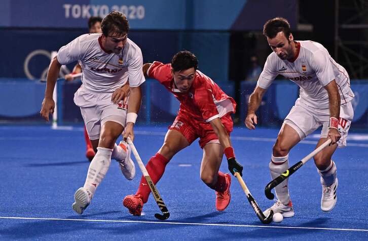 Jose Basterra (ezkerrean) eta David Alegre Japoniako Yoshiki Kirishitari pilota kendu nahian. (Jeff PACHOUD / AFP)