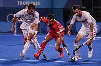 Jose Basterra (ezkerrean) eta David Alegre Japoniako Yoshiki Kirishitari pilota kendu nahian. (Jeff PACHOUD / AFP)