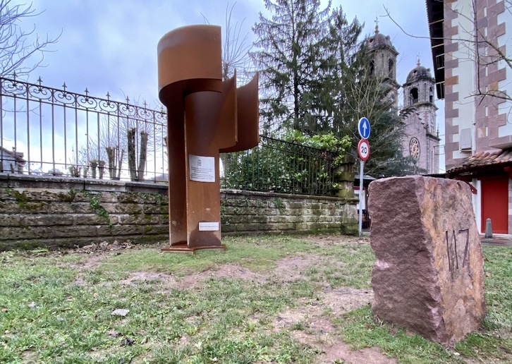 Escultura de reconocimiento y homenaje al exilio navarro en Elizondo. (GOBIERNO DE NAFARROA)