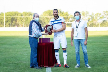 El Alavés se lleva a sus vitrinas el XX Trofeo Villa de Laguardia. (ALAVÉS)