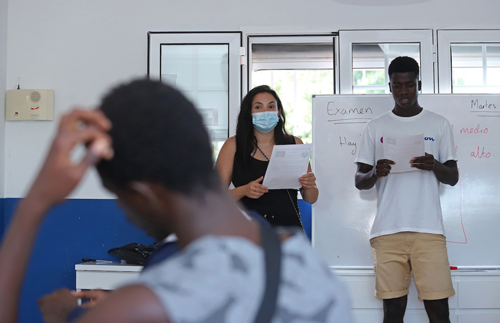 En el centro de protección, Moussa, de Senegal, y sus compañeros reciben clases de comprensión lectora y matemáticas, entre otras materias. (Erasmo FENOY | UNICEF)