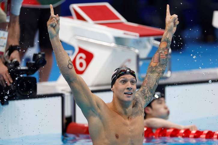 Caeleb Dressel celebra su victoria tras batir el récord olímpico. (Odd ANDERSEN/AFP)