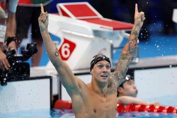 Caeleb Dressel celebra su victoria tras batir el récord olímpico. (Odd ANDERSEN/AFP)
