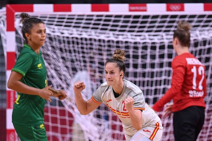 Nerea Pena iruindarra gol bat ospatzen Bera Berako jokalari Adriana Cardosoren parean. (Daniel LEAL-OLIVAS/AFP)