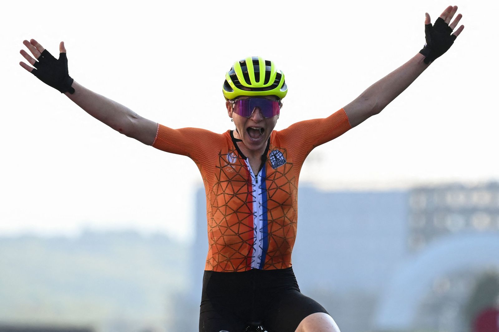 Van Vleuten celebra sin saber que es segunda. (Greg BAKER / AFP)