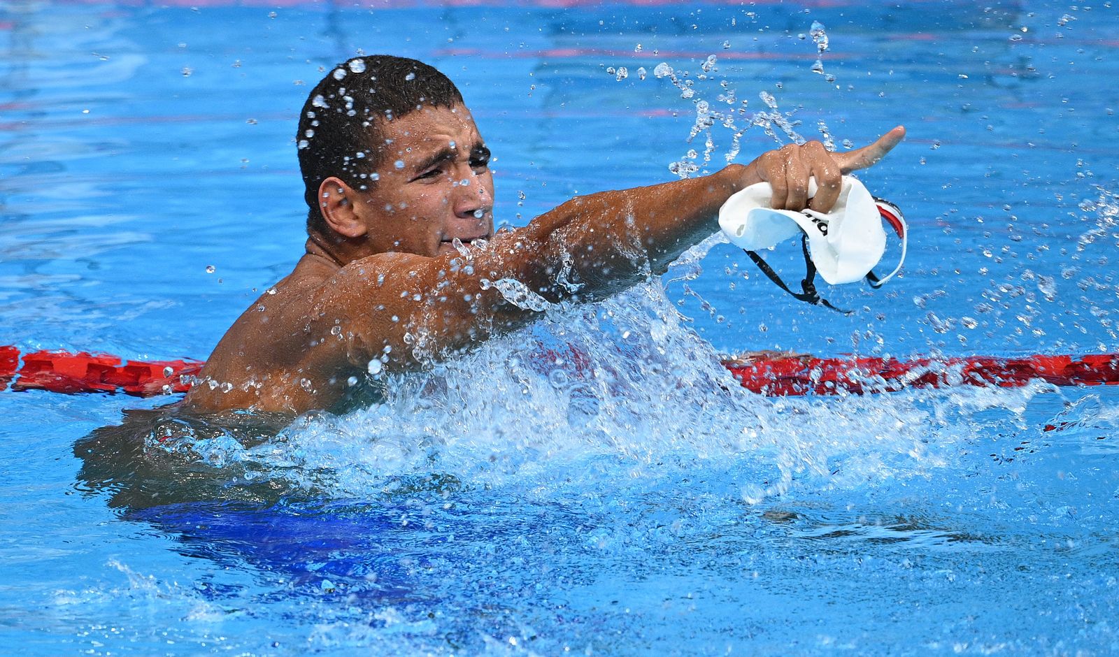 Hafnaoui, tras conocer que se había hecho con el oro. (Oli SCARFF / AFP)
