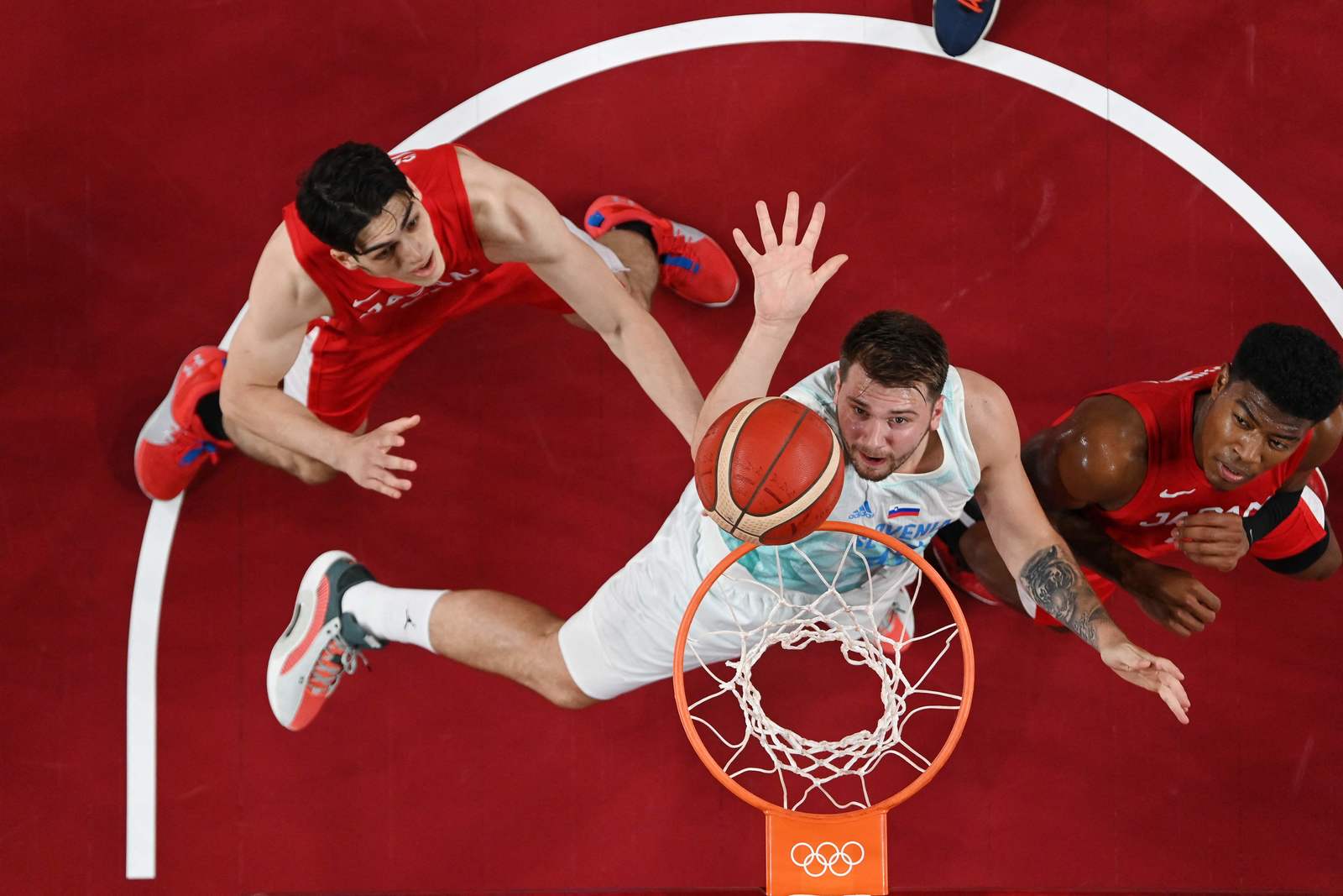 Luka Doncic «solo» ha logrado 28 puntos frente a Japón. (Aris MESSINIS / AFP)