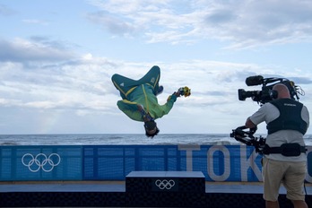 Italo Ferreira celebró así su oro.
