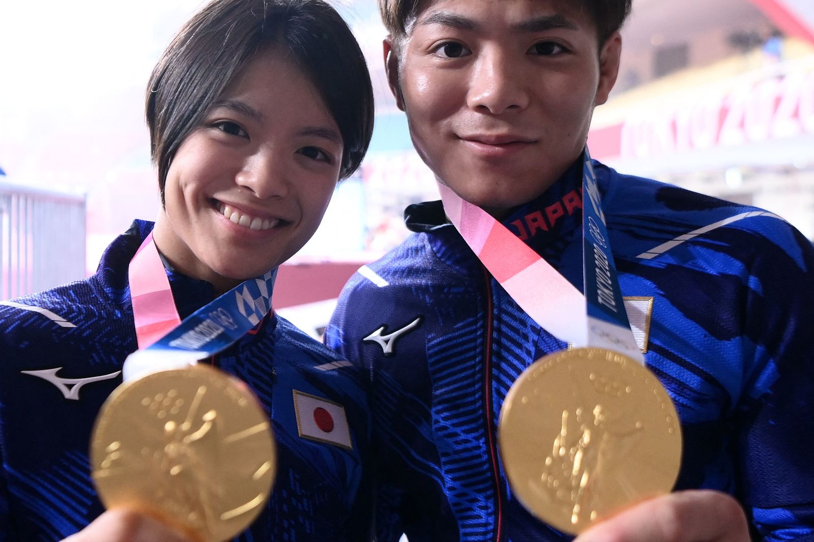 Los hermanos Abe, con sus oros. (Franck FIFE / AFP)