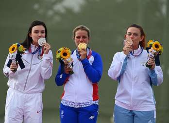 Tiro olinpikoaren podioa, ezkerretik eskuinera: Zaferes estatubatuarra, Taylor Brown britainiarra eta San Marinoko Perilli. (Tauseef MUSTAFA/AFP)
