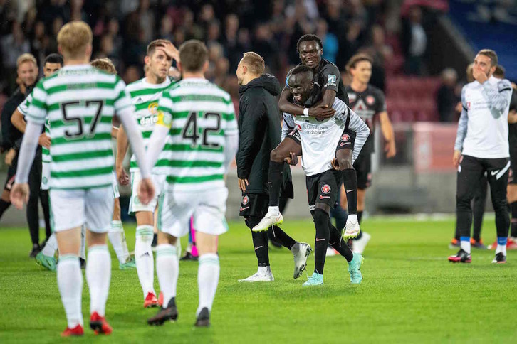 Los jugadores del Midtjylland celebran el pase a la siguiente ronda. BO AMSTRUP / AFP)