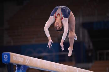 Sunisa Lee, en su ejercicio de la barra de equilibrio. (Martin BUREAU/AFP)