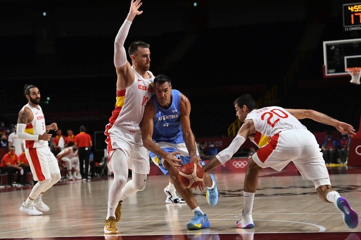 La andadura de Scola en los Juegos Olímpicos pende de un hilo tras dos derrotas. (Aris MESSINIS / AFP PHOTO)