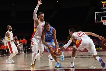 La andadura de Scola en los Juegos Olímpicos pende de un hilo tras dos derrotas. (Aris MESSINIS / AFP PHOTO)