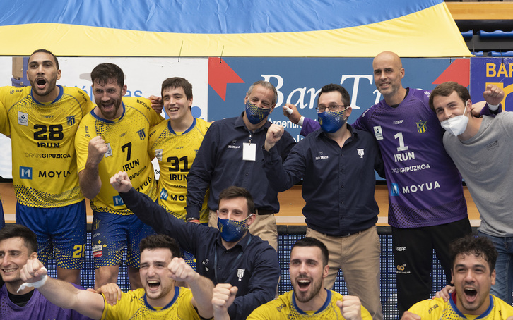 José Manuel Sierra, arriba a la derecha –con camiseta morada–, celebra con sus compañeros el segundo puesto de la campaña pasada. (Jagoba MANTEROLA/FOKU)