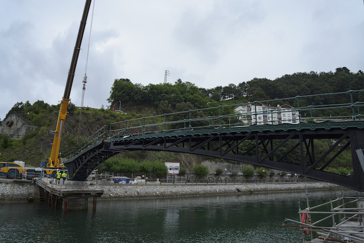 Una grúa ajusta esta mañana el segundo brazo del puente giratorio. (Aritz LOIOLA/FOKU)