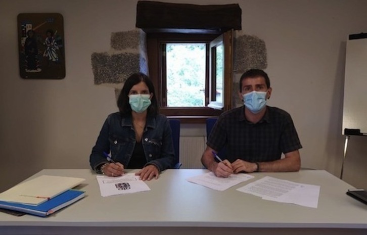 Berta Miranda Garraio eta Mugikortasun Jasangarriko zuzendaria eta David Oroz Sakanako Mankomunitateko presidentea, hitzarmenaren sinaduran. (Nafarroako Gobernua) 