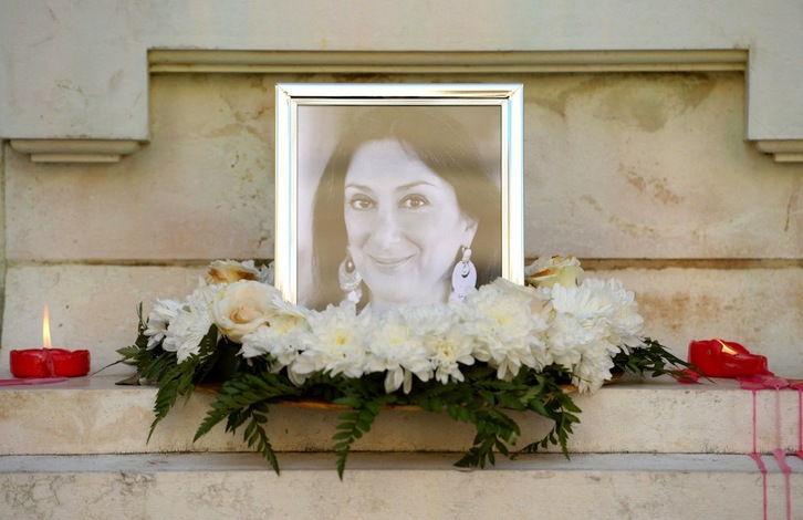 Un pequeño altar en homenaje a la periodista y bloguera maltesa Daphne Caruana Galizia al pie del monumento del Gran Asedio en La Valeta, en octubre de 2017. (Matthew MIRABELLI | AFP)